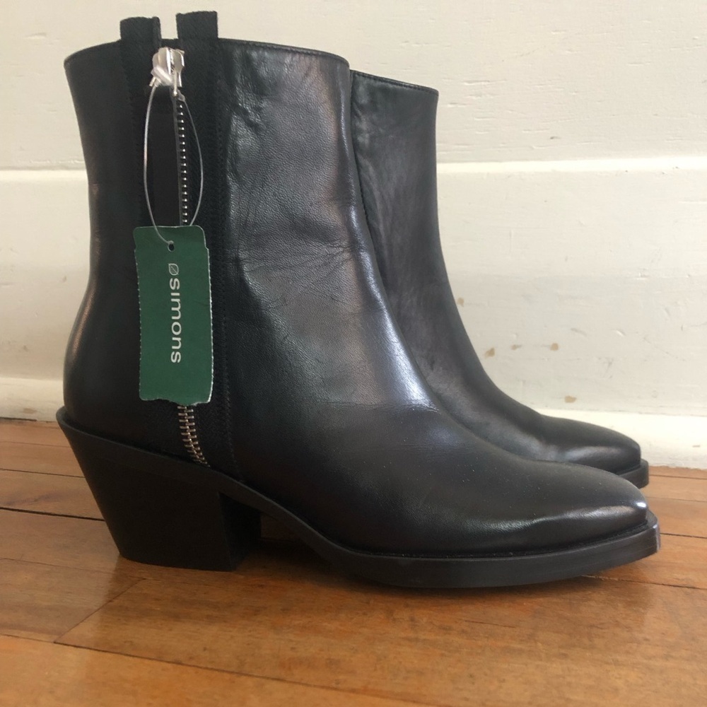 NWT Simons leather ankle boots with square toe- size 36